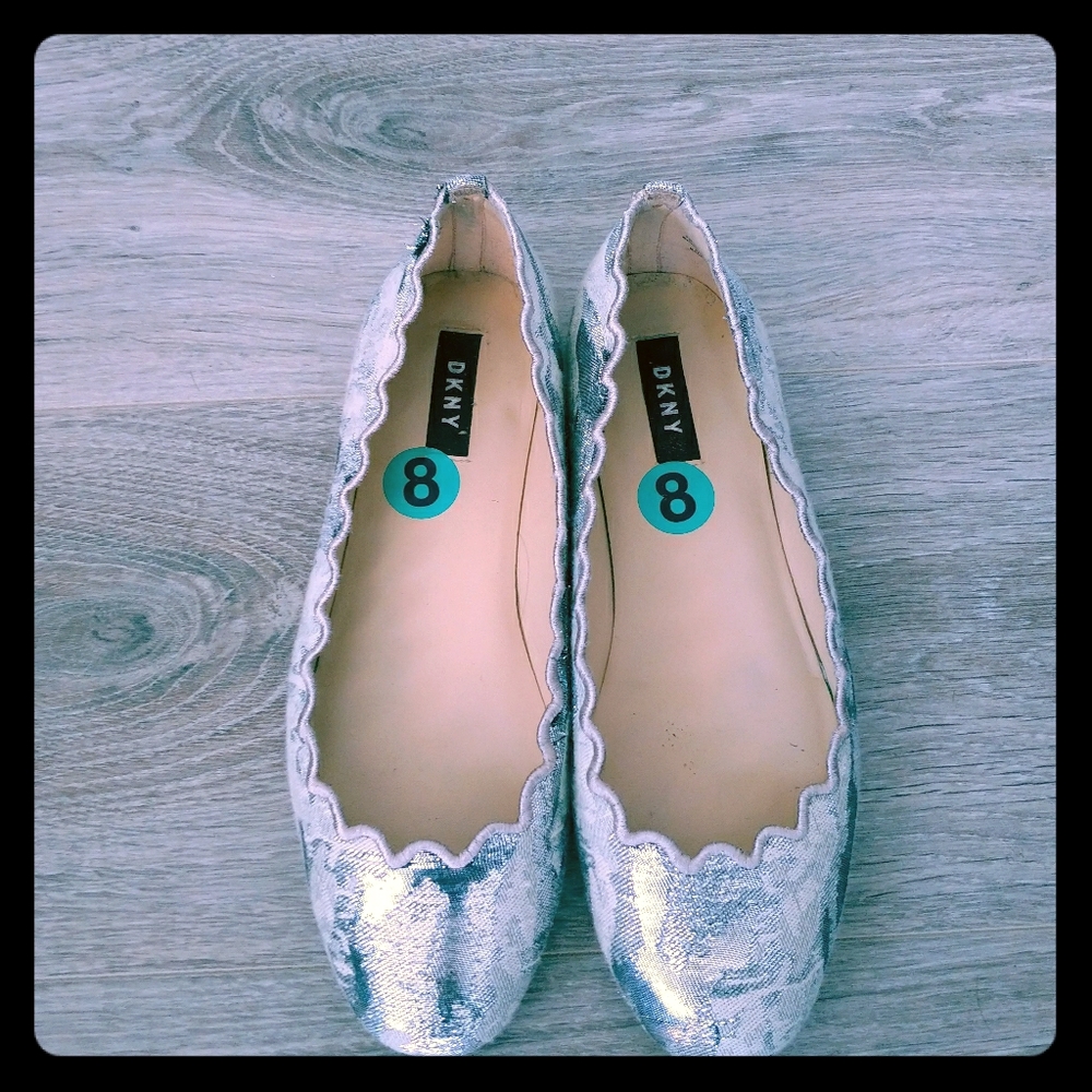 🥿NEW!
Timeless DKNY Silver Scalloped Edge Flats!